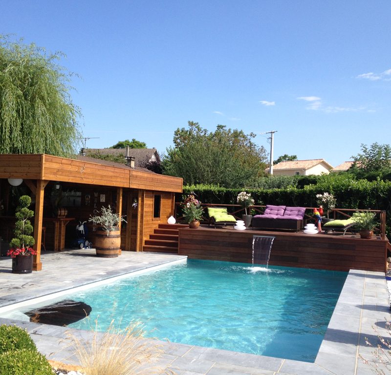 Rénovation d'une piscine extérieure avec abri outdoor et cascade - Piscine Week-End