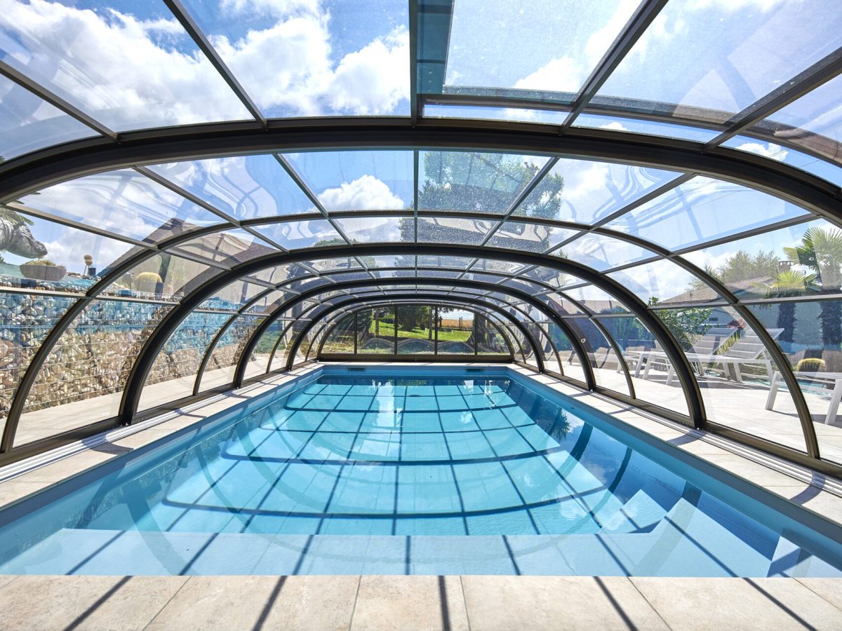 Abri mi-haut - piscine extérieure de 8x4 m