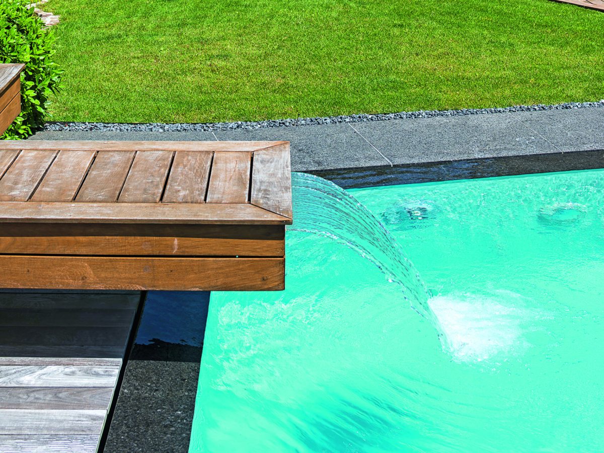 Piscine à débordement miroir forme libre sur mesure