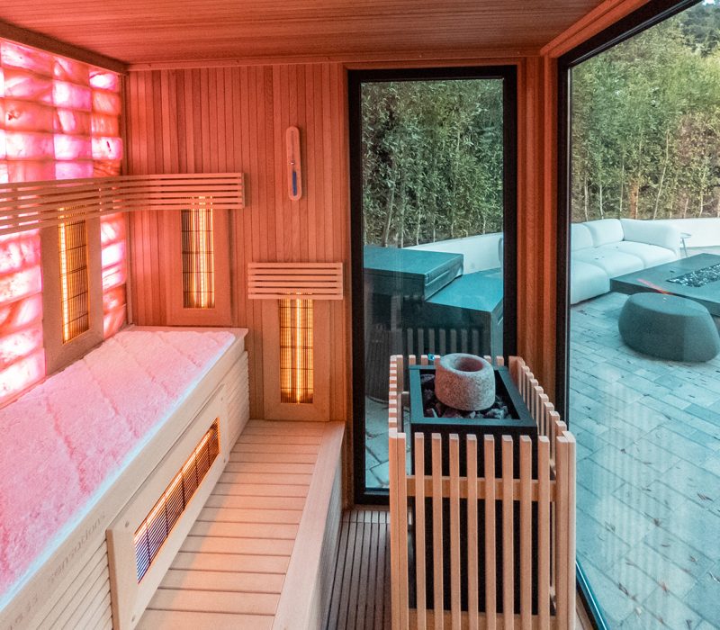 Aménagement de piscines avec un sauna extérieur en bois