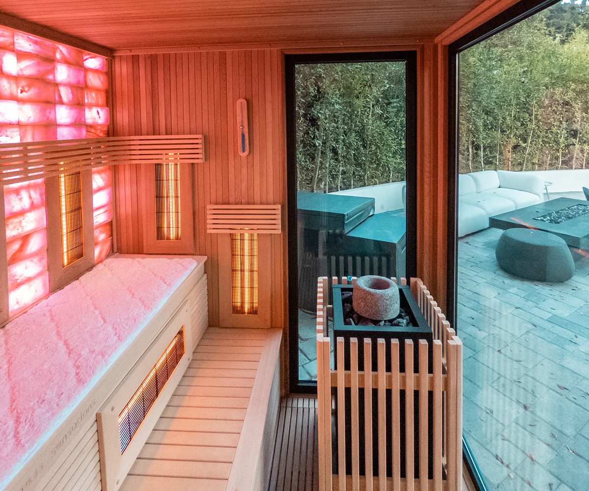 Aménagement de piscines avec un sauna extérieur en bois